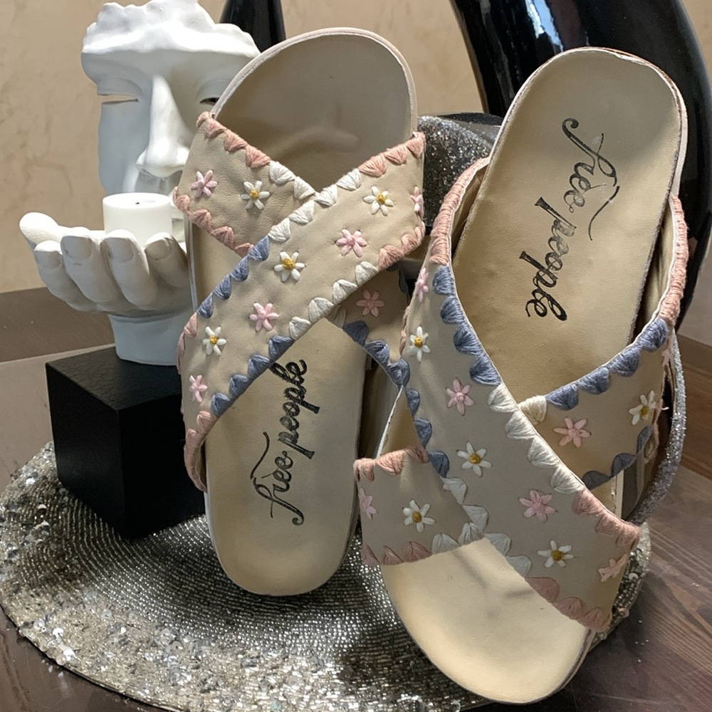 FREE PEOPLE Washed Natural Wildflower Embroidered crossband Sandals sz E… - Picture 4 of 12
